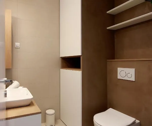 Modena Maris-heated Pool-grill-relax-jacuzzi