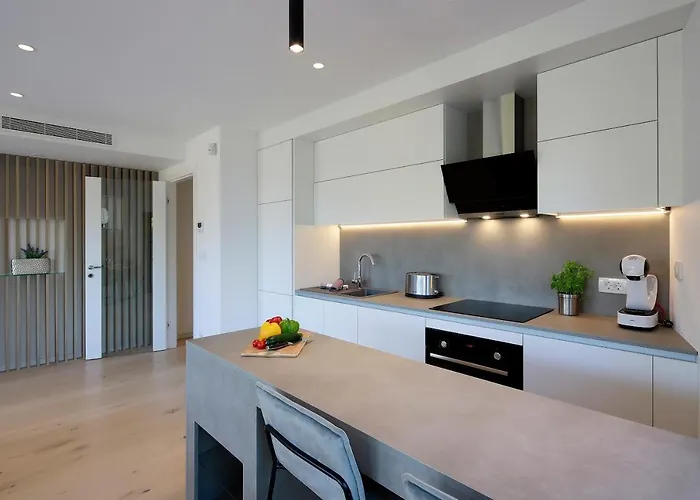 Modena Maris-heated Pool-grill-relax-jacuzzi