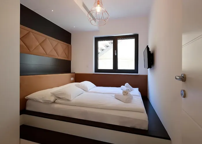 Modena Maris-heated Pool-grill-relax-jacuzzi *