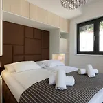 Modena Maris-heated Pool-grill-relax-jacuzzi *