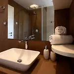 Modena Maris-heated Pool-grill-relax-jacuzzi *