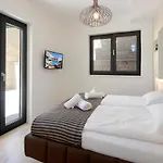 Modena Maris-heated Pool-grill-relax-jacuzzi * Opatija