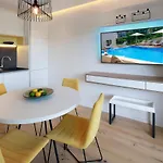 Modena Maris-heated Pool-grill-relax-jacuzzi *