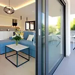 Modena Maris-heated Pool-grill-relax-jacuzzi *