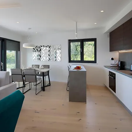 Modena Maris-heated Pool-grill-relax-jacuzzi