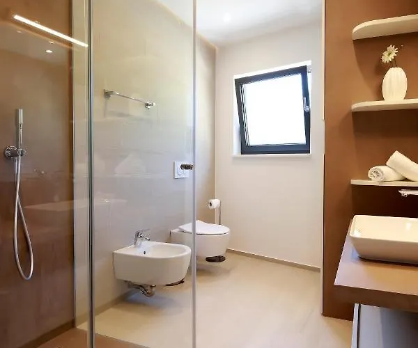 Modena Maris-heated Pool-grill-relax-jacuzzi