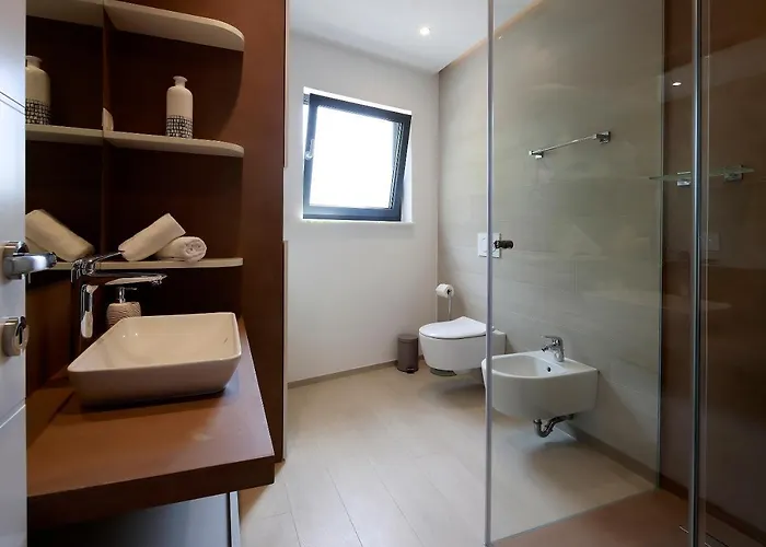 Modena Maris-heated Pool-grill-relax-jacuzzi *