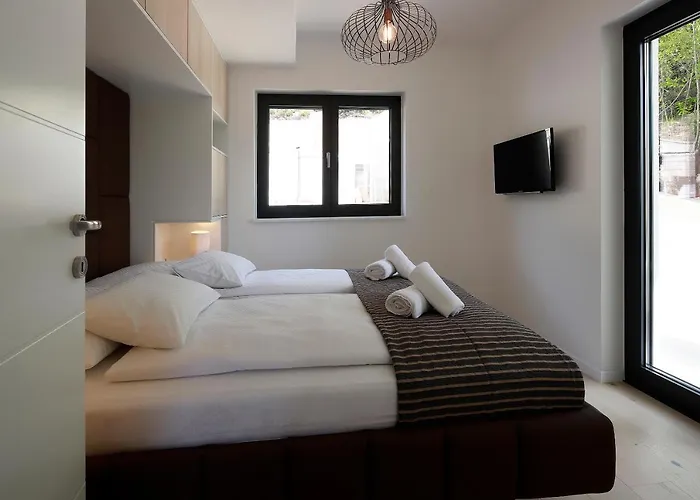 Modena Maris-heated Pool-grill-relax-jacuzzi