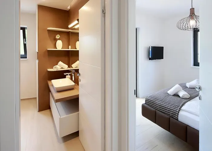 Modena Maris-heated Pool-grill-relax-jacuzzi