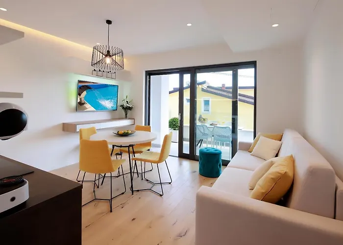 Modena Maris-heated Pool-grill-relax-jacuzzi Opatija