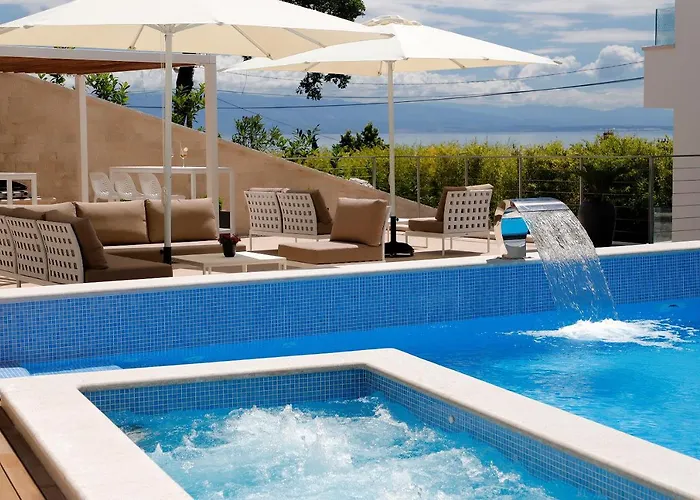 Modena Maris-heated Pool-grill-relax-jacuzzi Abbazia