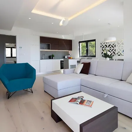 Modena Maris-heated Pool-grill-relax-jacuzzi Daire
