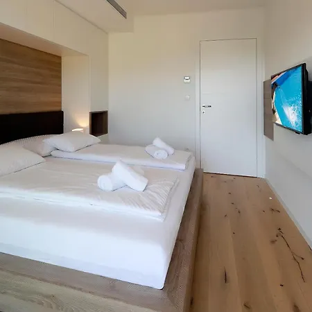Modena Maris-heated Pool-grill-relax-jacuzzi Daire