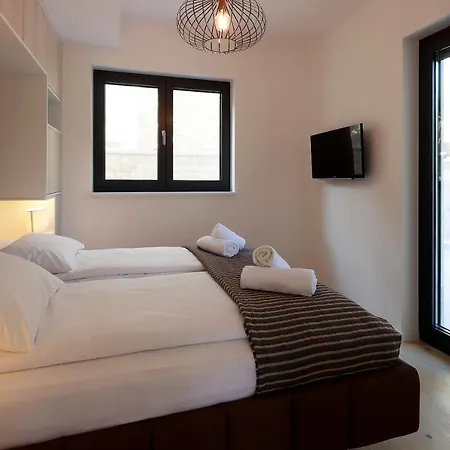 Modena Maris-heated Pool-grill-relax-jacuzzi Daire