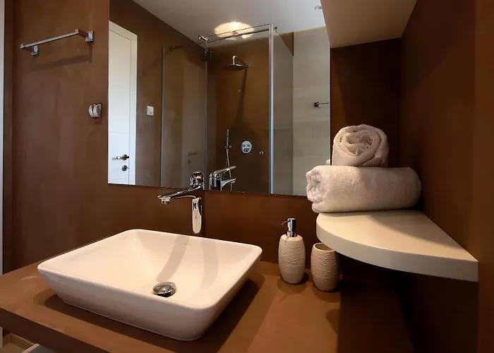 Modena Maris-heated Pool-grill-relax-jacuzzi *