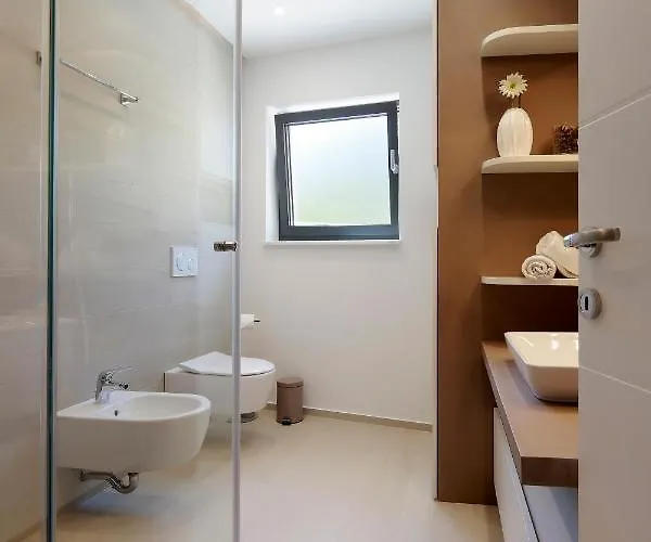 Modena Maris-heated Pool-grill-relax-jacuzzi *